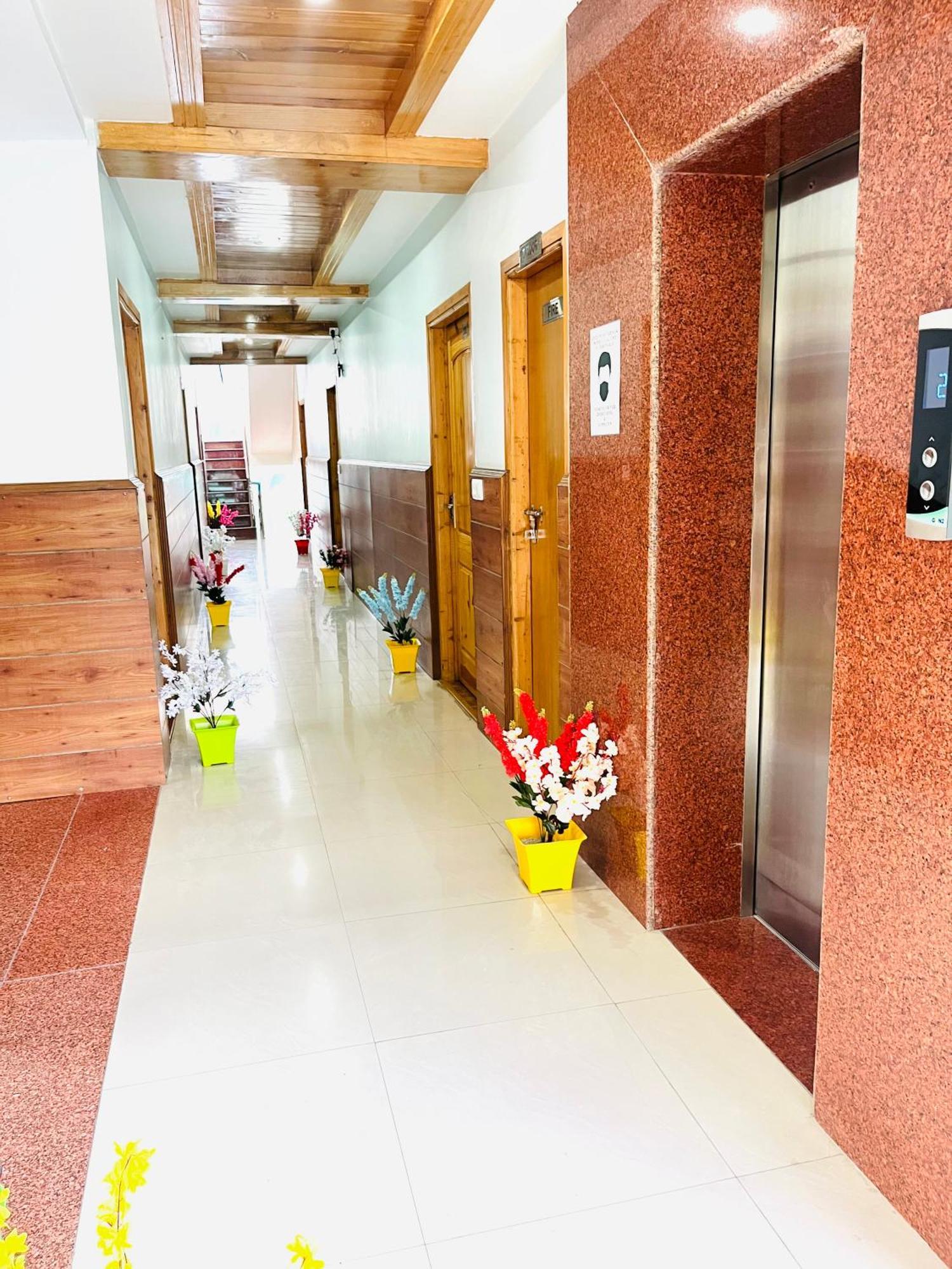 Tata Vista Resort Mall Road Manali - Centrally Heated & Air Cooled Экстерьер фото